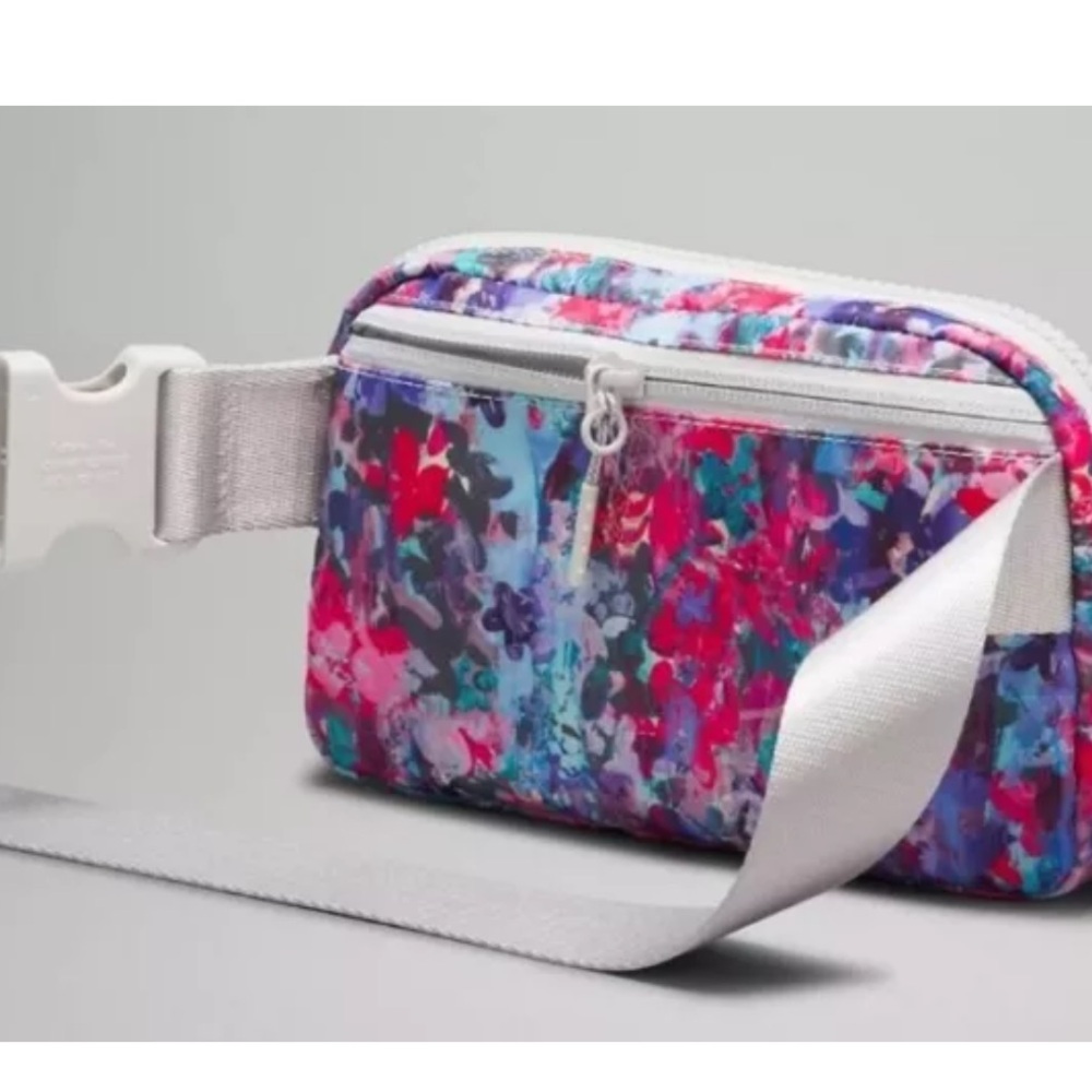Lululemon Everywhere Belt Bag | NWT - Picture 5 of 6